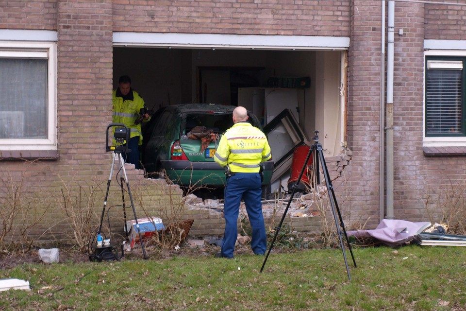 Auto rijdt flat binnen: dode in Voorschoten . Foto: VOLMedia/ Kacper Keller
