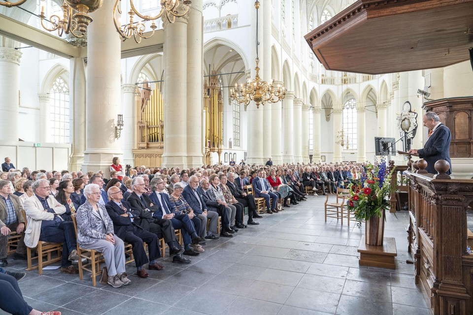 De Leidse burgemeester Lenferink reikt onderscheidingen uit in de Hooglandse kerk.