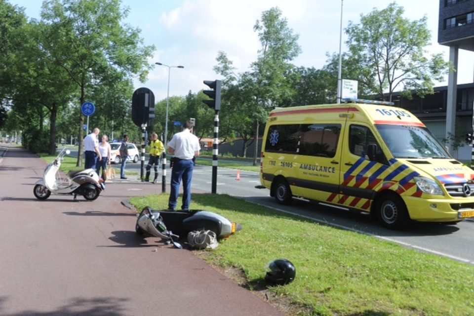 Twee scooterrijders gewond bij aanrijding Leiden. Foto Toon van der Poel