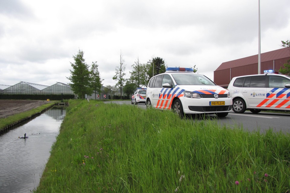 Man belandt met motor in sloot Noordwijkerhout. Foto VOLmedia