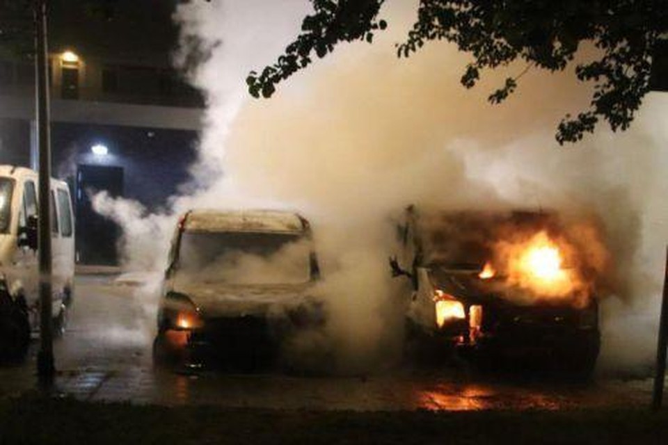 In brand gestoken auto’s op Rederijkersplein in Boerenburg, juni 2018.