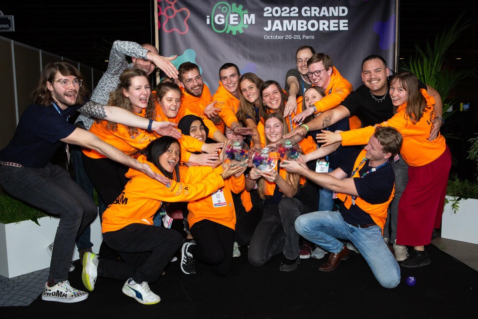 Het Leidse iGEM-team neemt de felicitaties in ontvangst in Parijs.