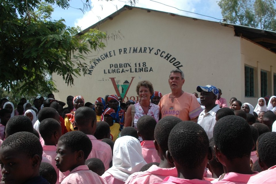 Mieke en Cees van der Voort bij een van de scholen in Mombasa die gebouwd is met geld van hun stichting. Foto Voort-in-Kenya
