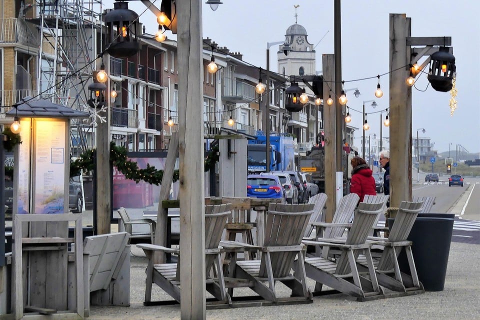 Het verlichte terras van Hotel Noordzee in Katwijk aan Zee.