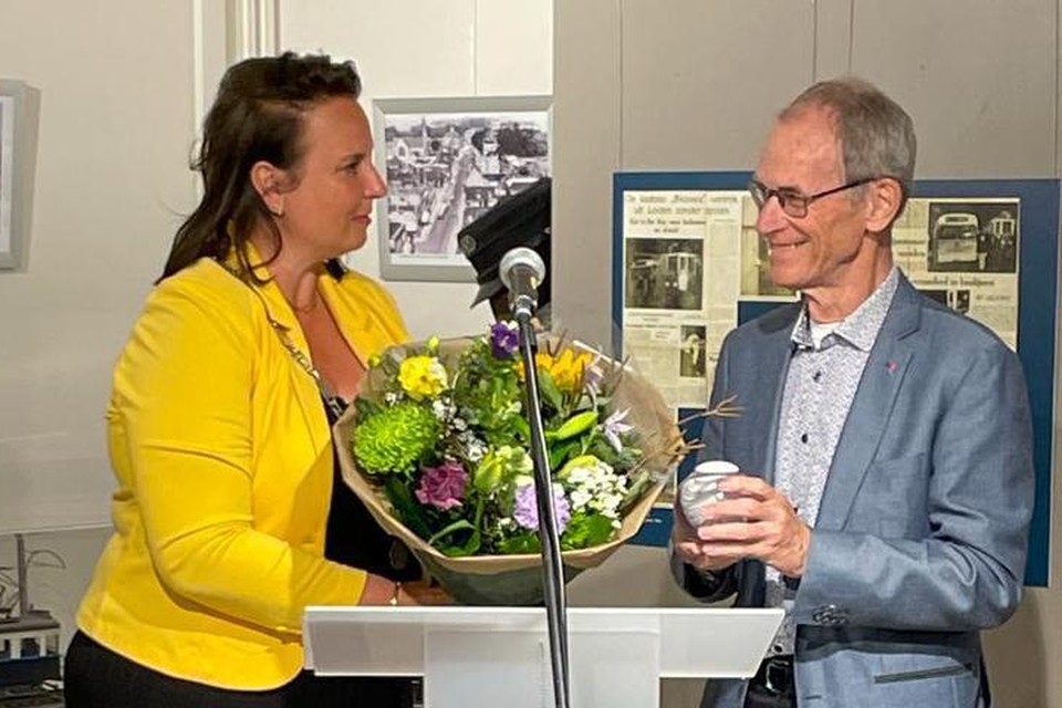 Burgemeester Nadine Stemerdink overhandigt Jaap Ransijn de Parel van Voorschoten.