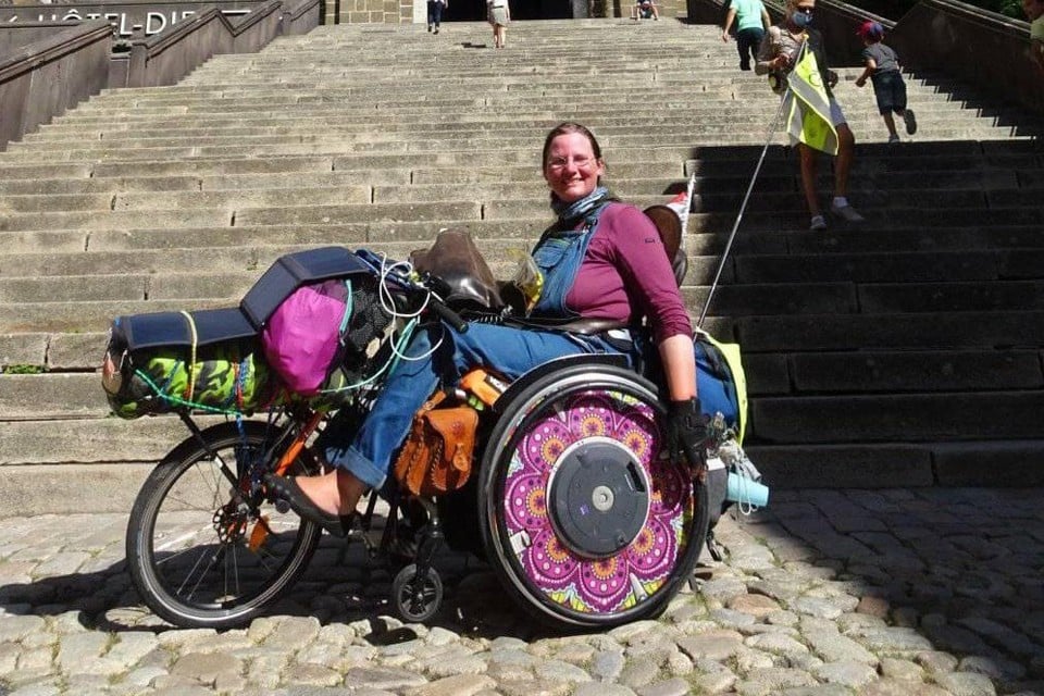 Laura Feenstra, ’de rolstoelpelgrim’, in de rolstoel die ze voor haar pelgrimage gebruikt.