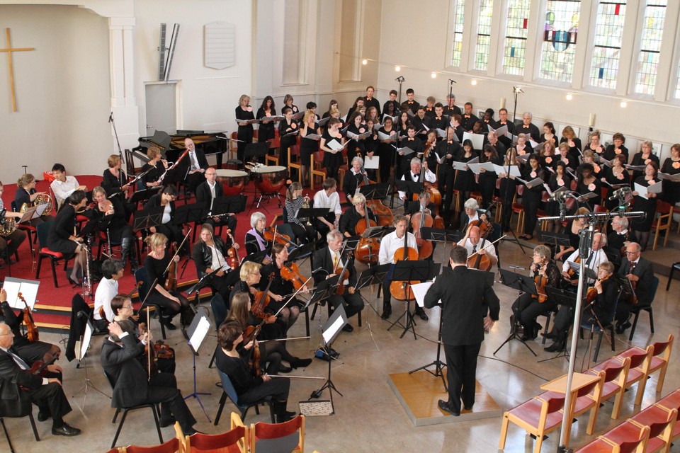 Een optreden van Sinfonietta, samen met het koor van de British School in 2015.