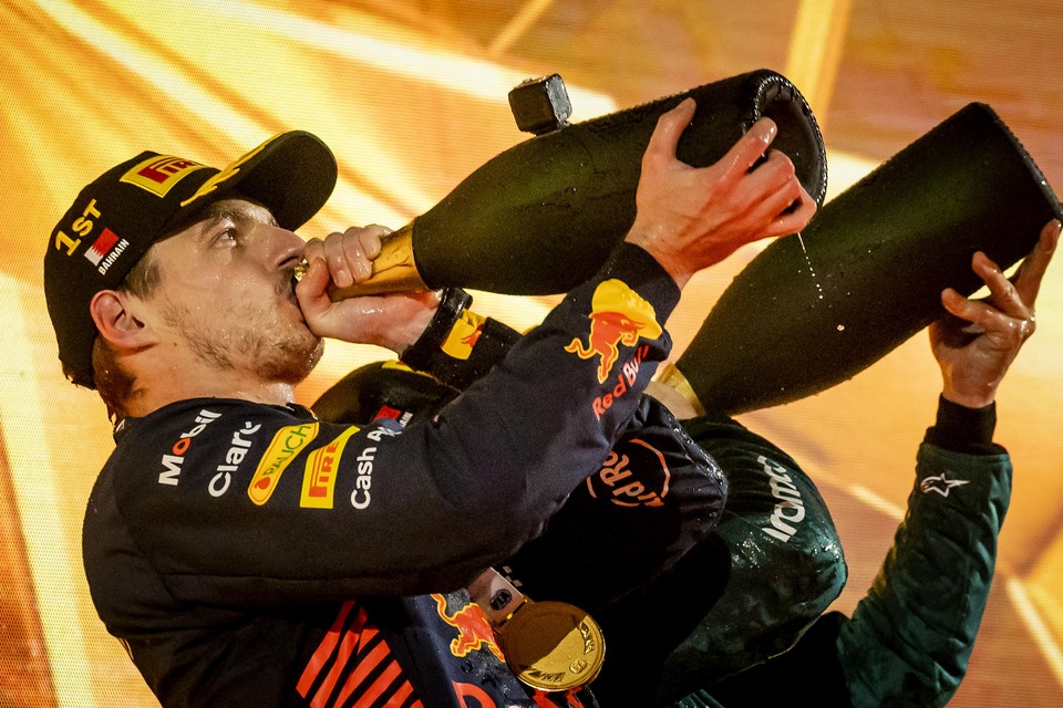 Max Verstappen genoot in Bahrein van zijn eerste champagne dit seizoen.