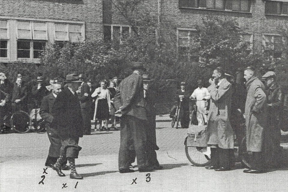 De arrestatie van de Velsense NSB-burgemeester Tjeerd van der Weide (met geruite sokken aan), begin mei 1945.