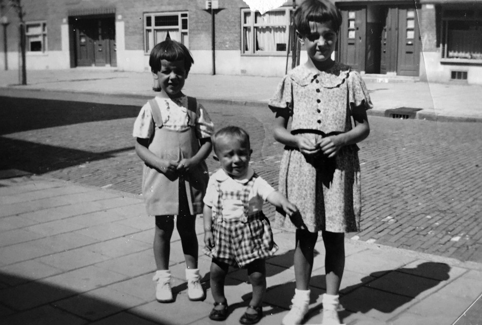 Truus, Henk en Eef op jonge leeftijd in Amsterdam op straat.
