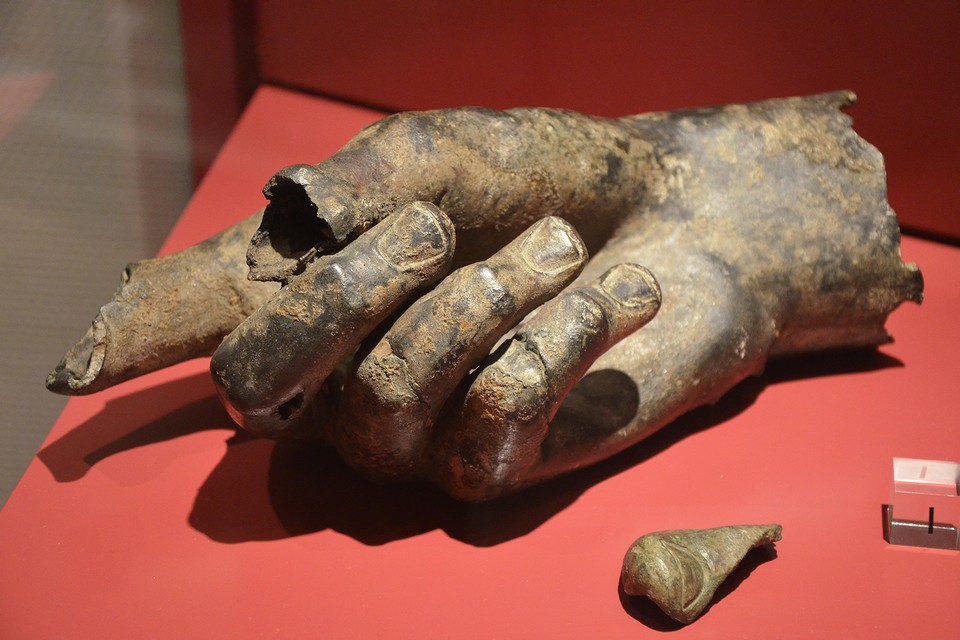 Een keizerlijke hand, gevonden langs de limes in Voorburg in 1771, en tentoongesteld in het Rijksmuseum van Oudheden.