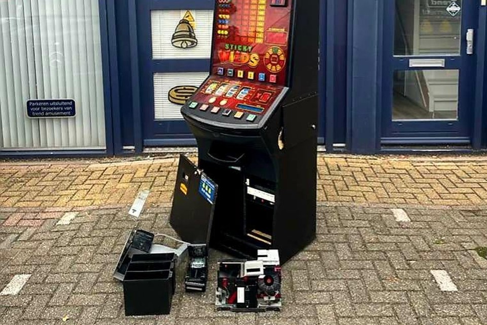 De speelautomaat uit café De Keyzer in Leiden komt zwaar gehavend terug bij Trend Amusement aan de Draadbaan in Leiderdorp.