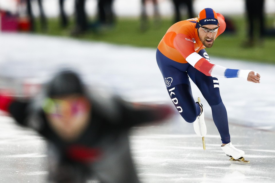 Kjeld Nuis in actie op de 1000 meter tegen Laurent Dubreuil (CAN) tijdens het WK sprint in Hamar.