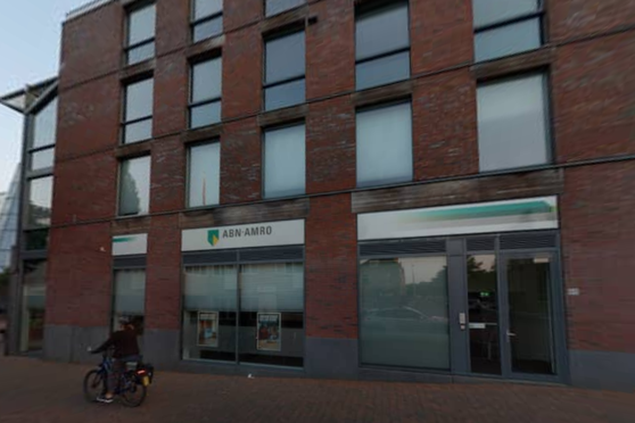 inflatie Formulering Obsessie ABN AMRO sluit bankkantoor in Alphen aan den Rijn, klanten moet uitwijken  naar Leiden: 'Het aantal bezoekers neemt al jaren af' | Leidschdagblad