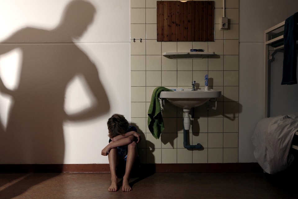 Het team van Veilig Thuis dat over huiselijk geweld en kindermishandeling gaat, neemt twee-derde van het aantal meldingen voor zijn rekening.