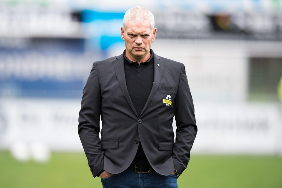 Trainer Pieter Mulders wordt niet vrolijk van wat hij ziet in het veld.