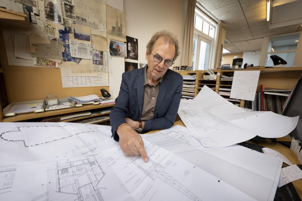 Architect Paul Rietbroek bij de bestektekeningen van de nieuwe Onze-Lieve-Vrouw-Geboortekerk in Hoogmade.\