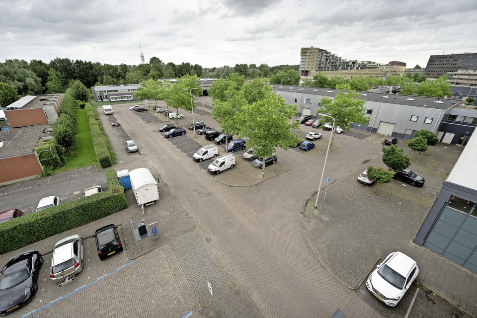 Het voormalige GGZ Riverduinen-complex aan de linkerkant, en rechts de parkeerplaats.