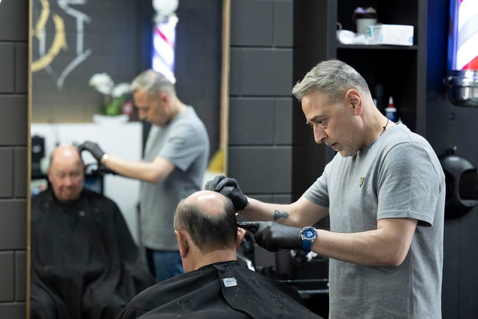 Javad Mahmoudi, eigenaar van kapperszaak Luxury Hair Cut.