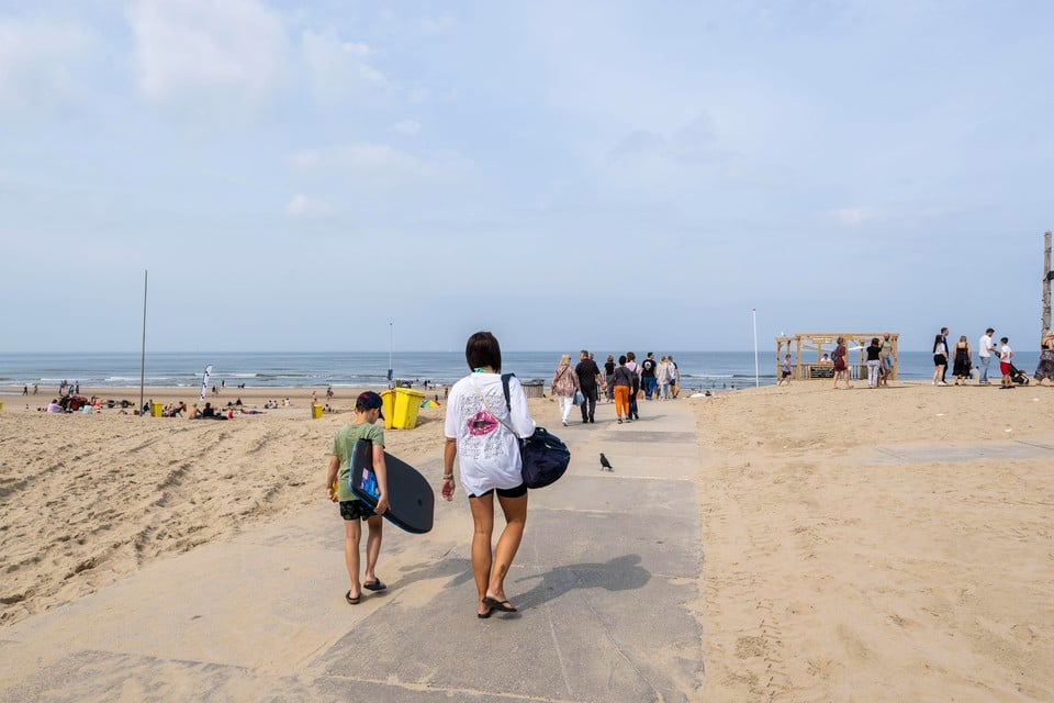 Door de gratis bus kunnen Noordwijkers deze zomer eenvoudig hun weg vinden naar het strand.