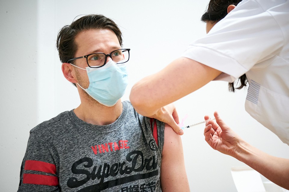 Martijn Daniels uit Bodegraven was zaterdagochtend als een van de eerste regionale huisartsen aan de beurt voor een vaccinatie in het LUMC.
