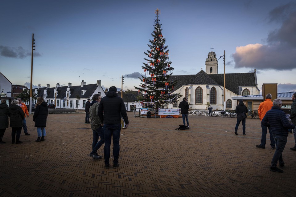 Burgemeester Cornelis Visser ontstak vrijdagochtend op het Andreasplein de verlichting van de kerstboom voor Amalia.