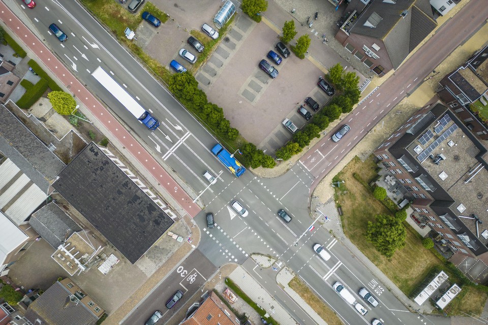 Het kruispunt Gemeneweg-Dorpsstraat in Hazerswoude-Dorp, waar een tunnelbak heel veel verkeersellende zou kunnen oplossen.