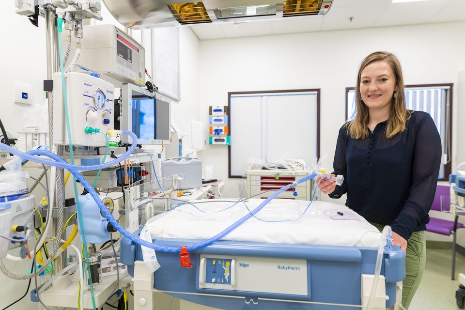 Janneke Dekker met een zuurstofmaskertje bij een opvangtafel in het LUMC. Hier worden te vroeg geboren baby’s meteen na de geboorte behandeld door een team van gespecialiseerde verpleegkundigen en artsen.