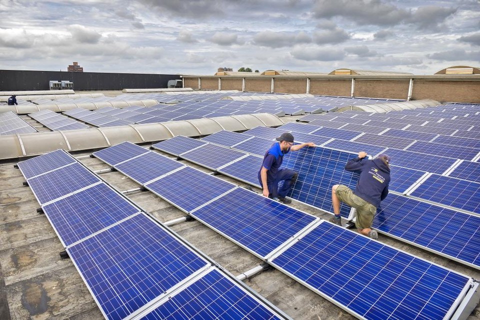 Op daken van bedrijven is vaak veel plek voor zonnepanelen.