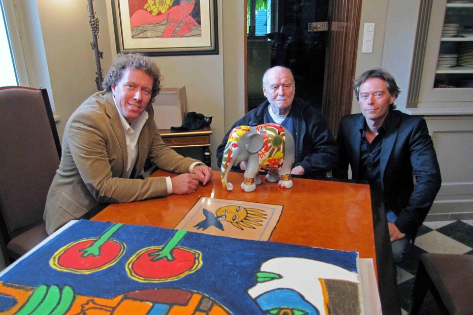 Henk-Jan (links) en Bart Mulder op bezoek bij de kunstenaar Corneille.