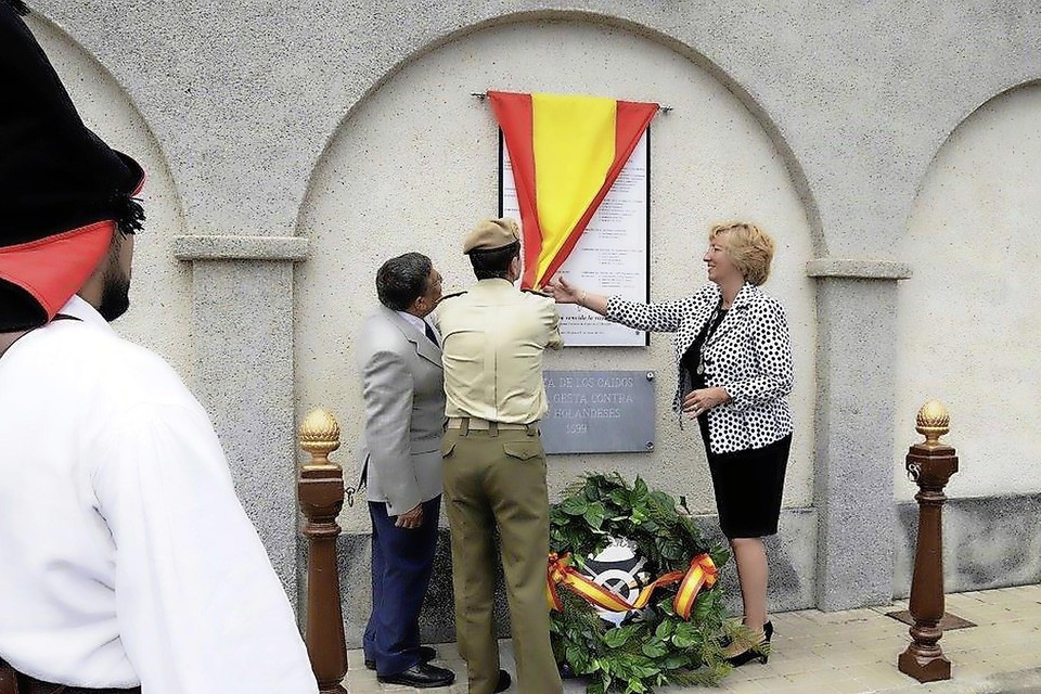 Burgemeester Laila Driessen onthult een plaquette bij de herdenking van de slag bij Le Bátan.