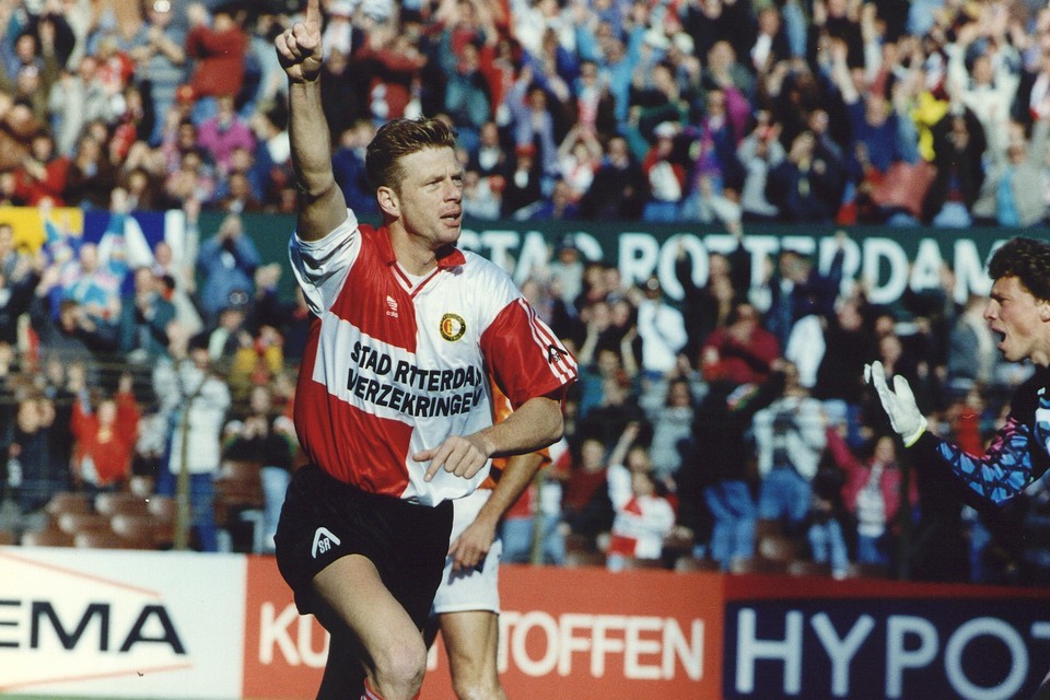 John van Loen loopt juichend weg nadat hij gescoord heeft voor Feyenoord.