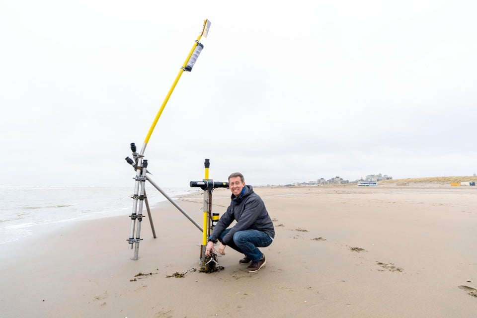 Sander Vos bij sensoren die bij vloed onder water komen te staan.