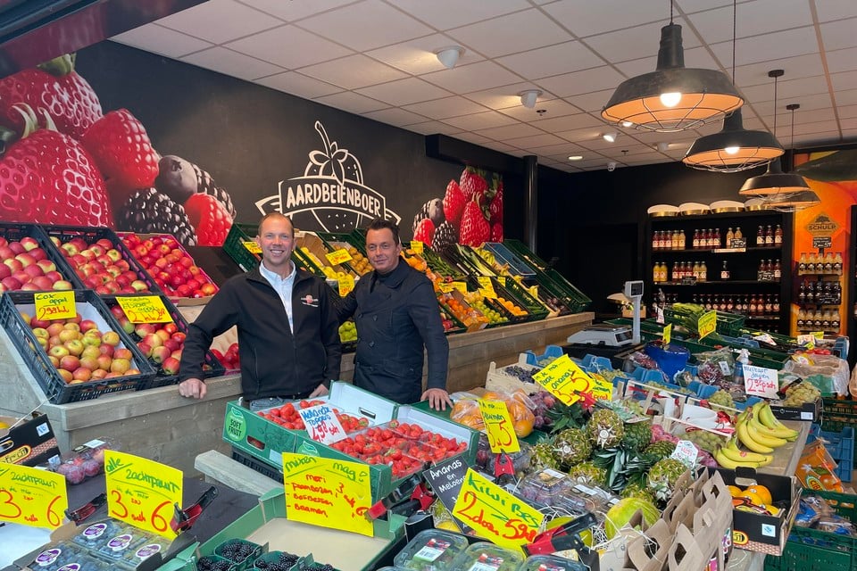 Jeroen Haasbroek (links) en verkoper Marinus in de nieuwe winkel in de Stevensbloem.