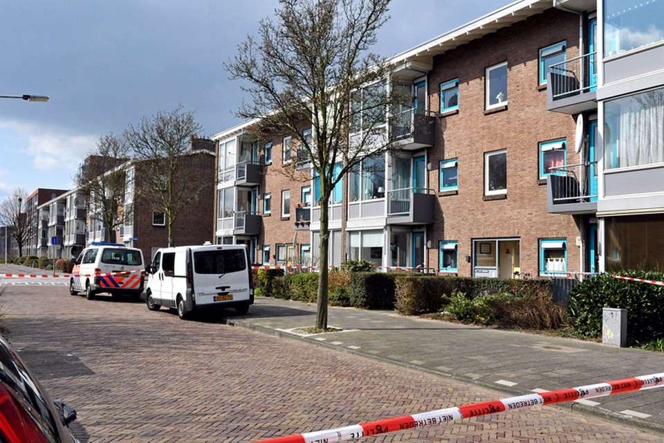 Arrestatie in flatwoning Leiden na steekpartij. Foto Wilco Devilee
