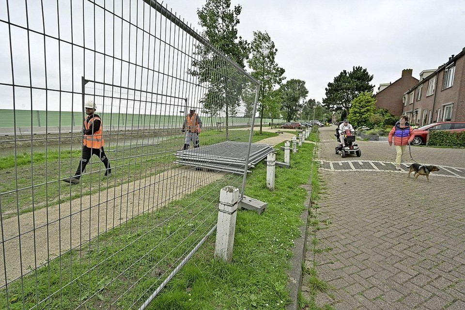 Medewerkers van Boskalis zetten donderdag het nieuwe wandelpad langs Valkenburg af vanwege de vondst van asbest.
