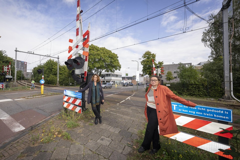 Ariadne Schmidt (links) en Alicia Schrikker: ,,Er komen zo veel historische lijnen samen in deze ene wijk.’’