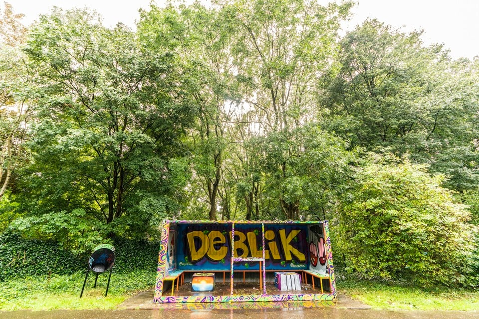 De door jongeren samen met de Leidse graffiti-artiest Dennis Bonsen beschilderde jongerenontmoetingsplek in De Bloemerd.
