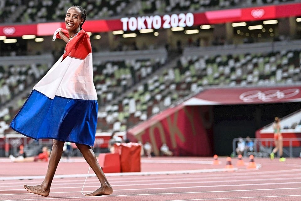 Sifan Hassan met de Nederlandse vlag na het winnen van de finale 10.000 meter.
