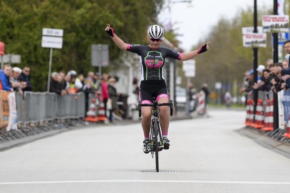 Amber van der Hulst wint dit voorjaar een etappe in de Omloop van Borsele.