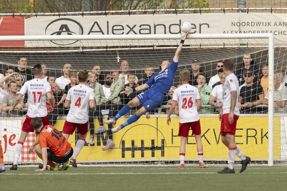Noordwijk-doelman Lars Jansen tikt een Katwijkse inzet op sierlijke wijze uit zijn doel.