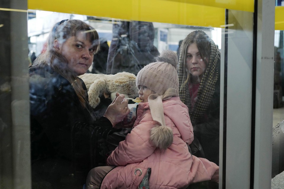 Oekraïense vluchtelingen wachten op vervoer in Polen.