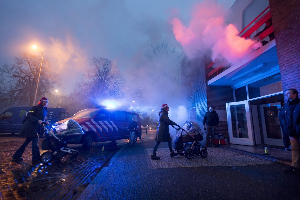 De brandweer verwelkomde bezoekers met rook, koffie en voor de kinderen een luchtkussen.