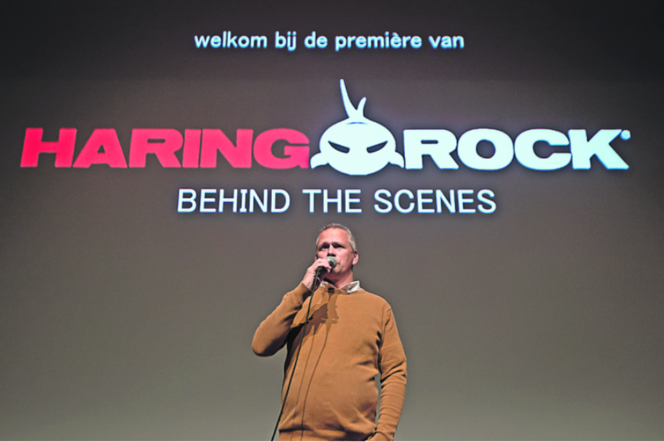 Ton Frissen, vorig jaar bij de presentatie van een documentaire over het door hem georganiseerde muziekfestival Haringrock.