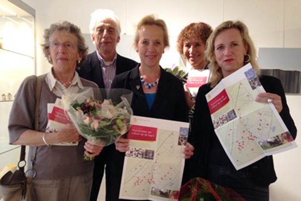 Van links naar rechts: Liesbeth Mulder, vormgever Frans Beumer, wethouder Inge Nieuwenhuizen, Mieke van der Maaten en Femke Hameetman. 

