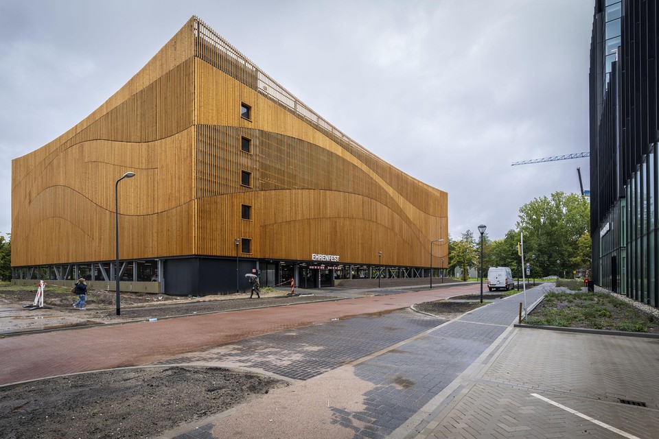 Ongeveer een derde van de werknemers op het Bio Science Park komt uit Leiden. Voor forensen bouwde de Universiteit Leiden de gloednieuwe Ehrenfest-parkeergarage.
