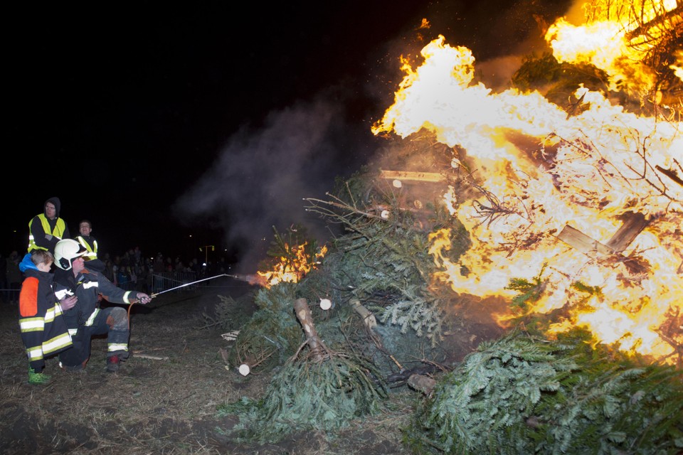 Begin januari 2019: de Valkenburgse brandweer houdt de kerstboomverbranding nauwlettend in de gaten.