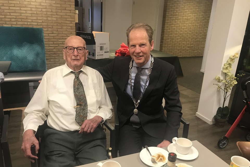 Jaap van Schie op zijn 103e verjaardag met burgemeester Arie van Erk.