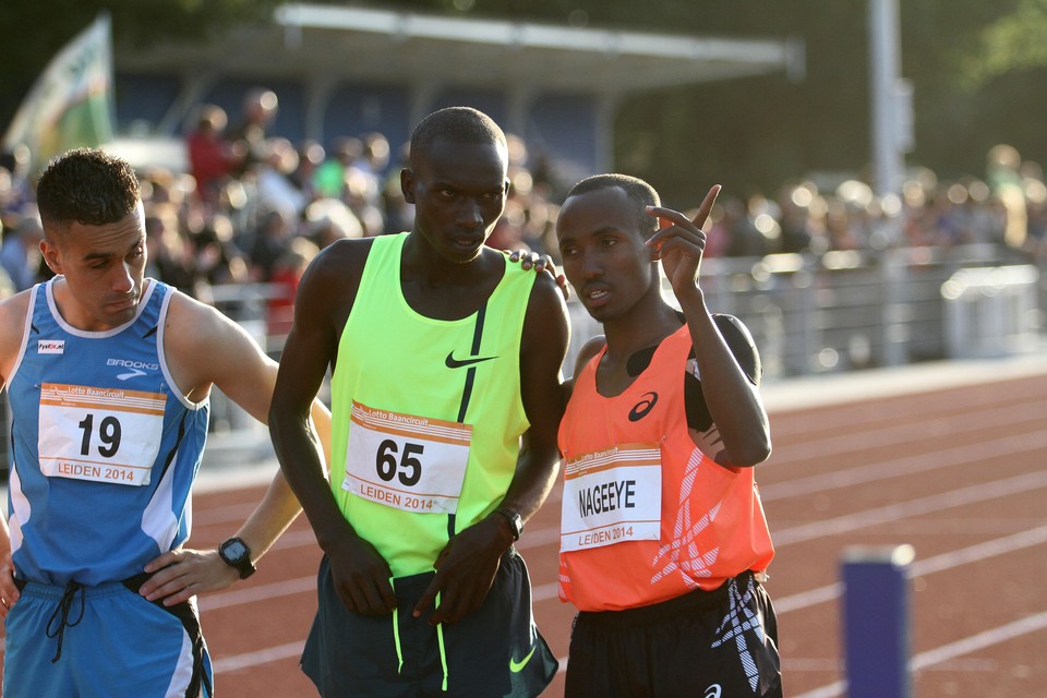 Onderonsje bij de start van de 10.000 meter tussen Joshua Cheptegei en Abdi Nageeye. Links Khalid Choukoud foto Orange Pictures/Jaap Hoek 