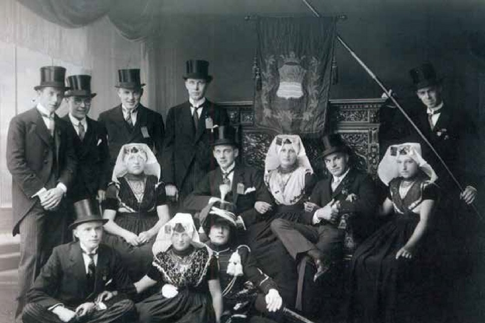 De leden van Non Sordent in 1925 met hun aanhang.